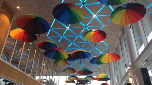Regnbågsparaplyer Utopia för Umepride