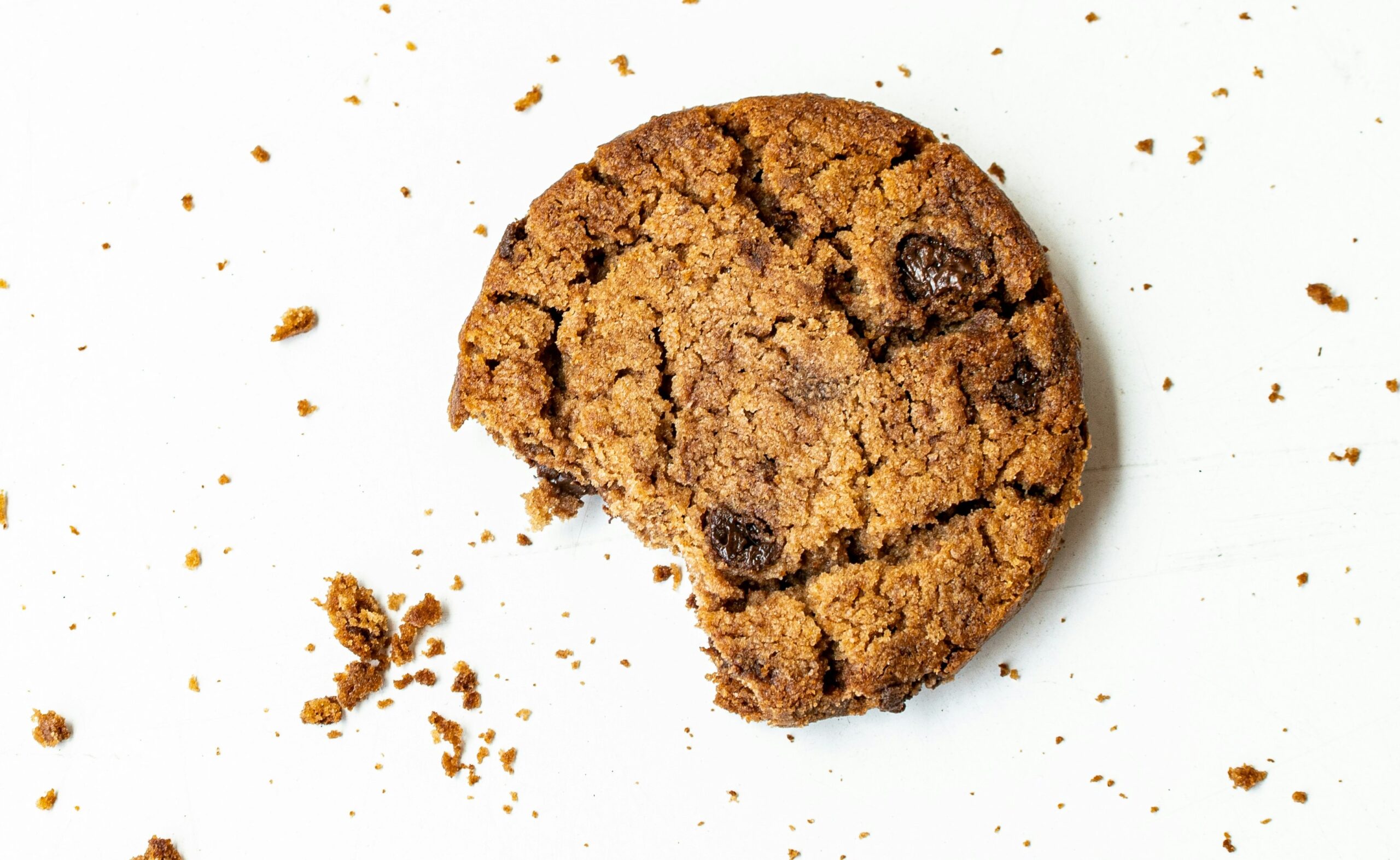 En kaka med kaksmulor på en vit bakgrund.