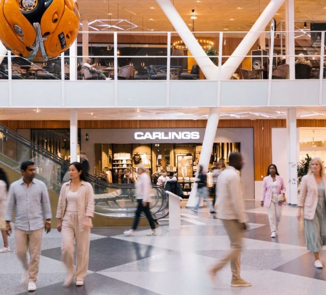Shopping i kvarteret Utopia inför sommarens alla festligheter.