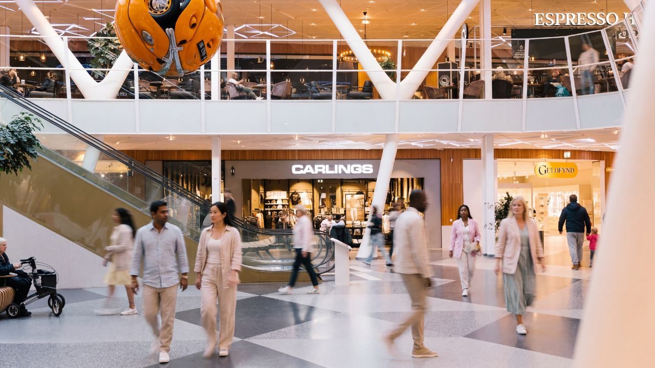 Shopping i kvarteret Utopia inför sommarens alla festligheter.