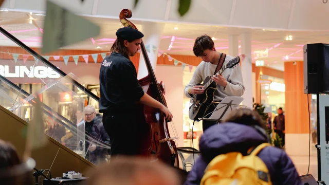 Unga spelar jazz under Jazzfestivalen i kvarteret Utopia.