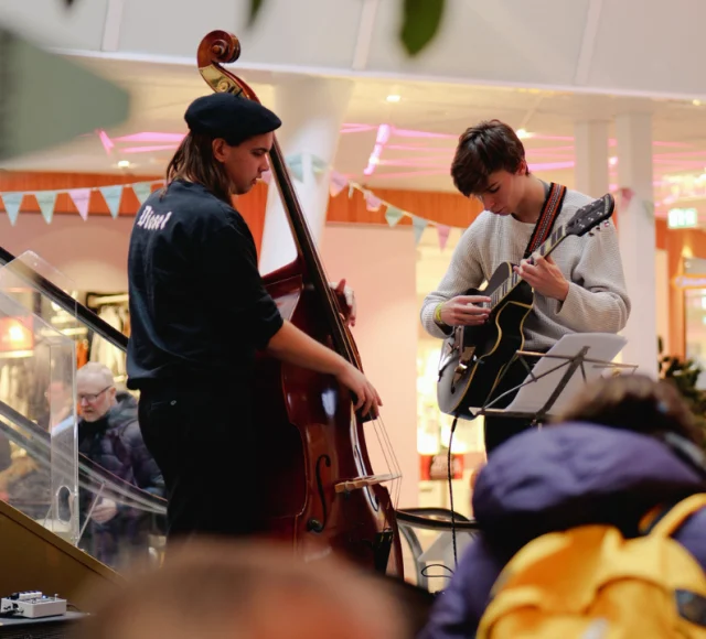 Unga spelar jazz under Jazzfestivalen i kvarteret Utopia.