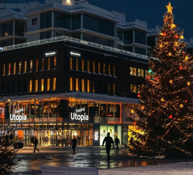 Kvarteret Utopia i juleskrud, en populär mötesplats med restauranger i Umeå.