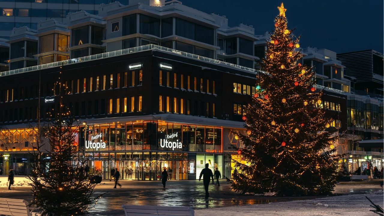 Kvarteret Utopia i juleskrud, en populär mötesplats med restauranger i Umeå.