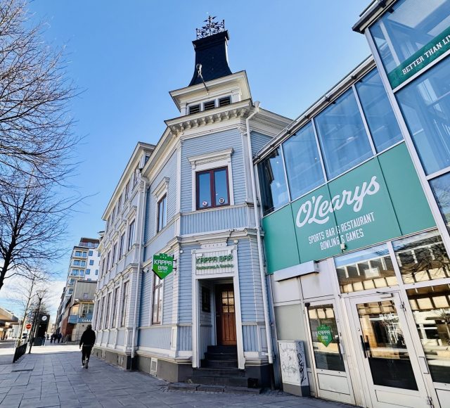 Blått trähus i Umeå centrum